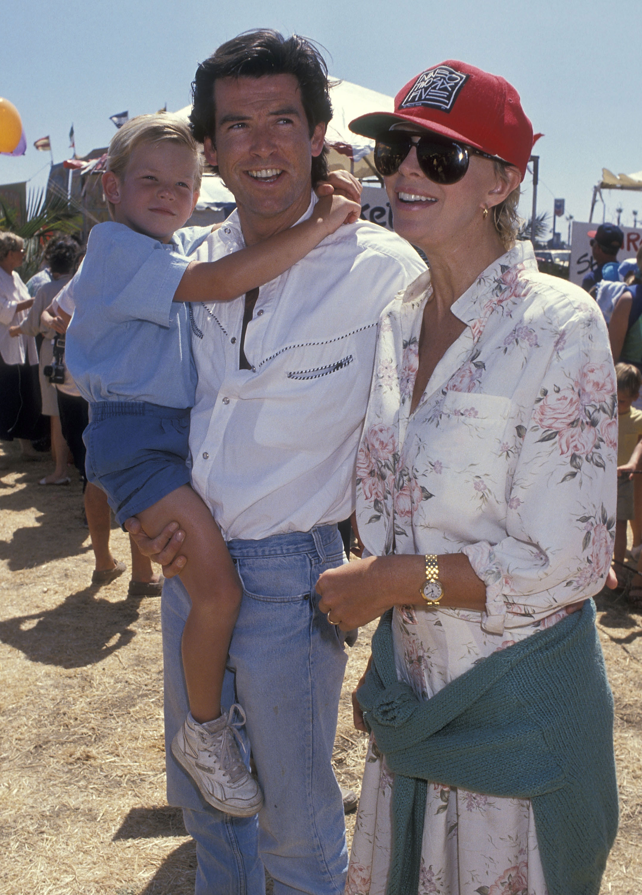 Sean Brosnan, Pierce Brosnan, and Cassandra Harris at the Eighth Annual Malibu Kiwanis Chili Cook-off Carnival and Fair on September 2, 1989, in Malibu, California | Source: Getty Images