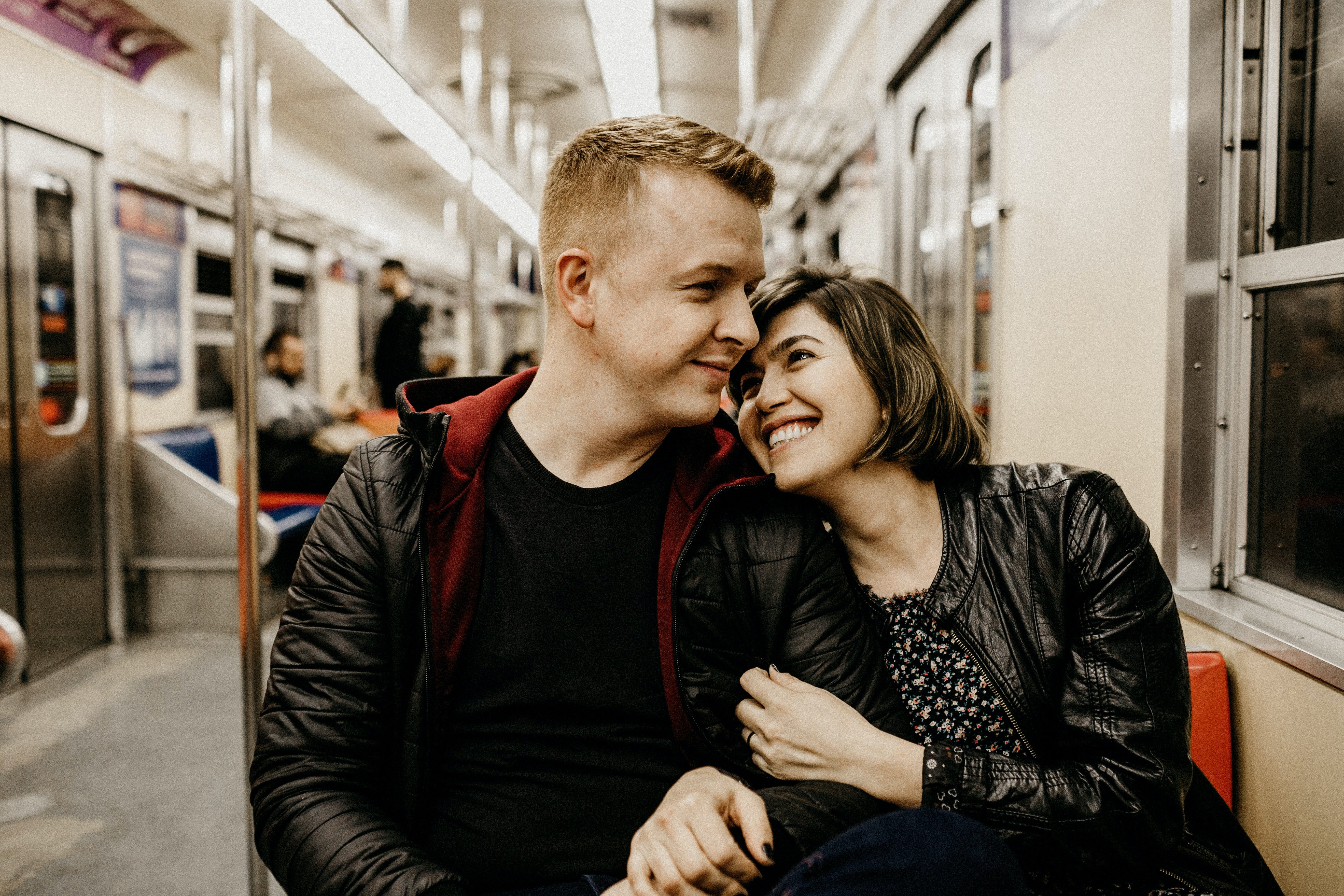 Una pareja feliz en un vagón del metro. | Foto: Pexels