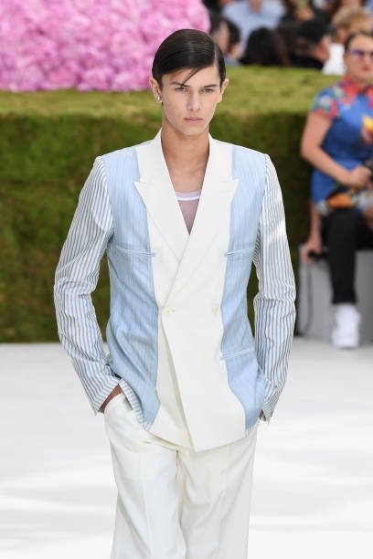 Le prince Nikolaï du Danemark défile sur le podium lors du défilé Dior Homme Menswear printemps/été 2019 dans le cadre de la Fashion Week de Paris, le 23 juin 2018 à Paris, en France. | Photo : Getty Images