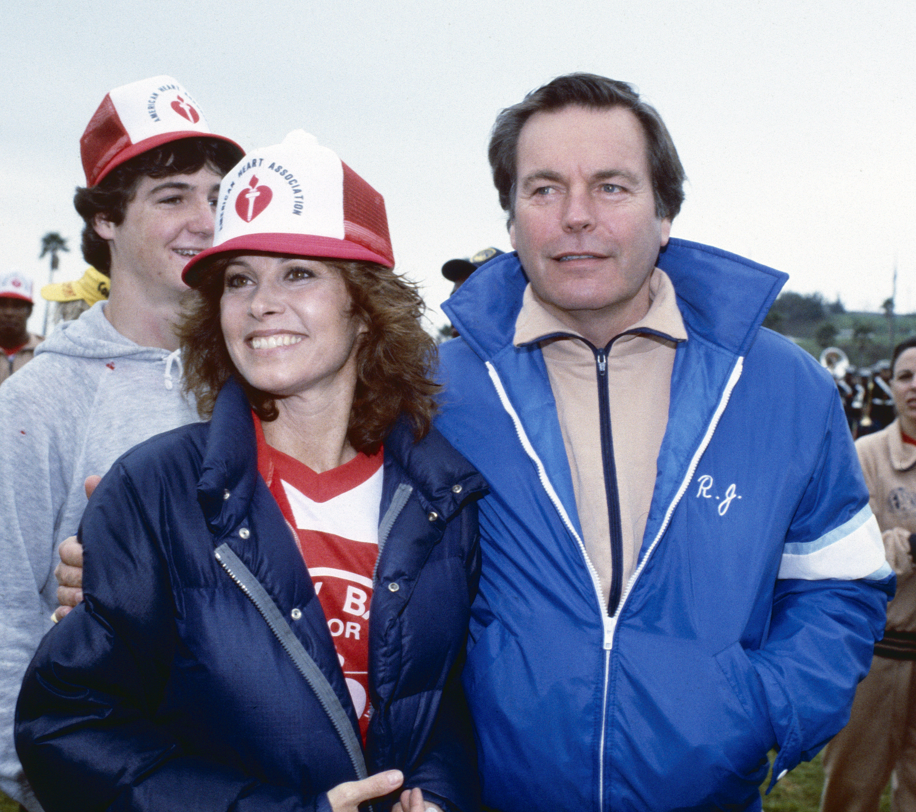 American actors Stefanie Powers and Robert Wagner, who play the titular characters in the television show Hart to Hart, as they attend a celebrity softball game to benefit the American Heart Association, Malibu, California, February 6, 1983. | Source: Getty Images