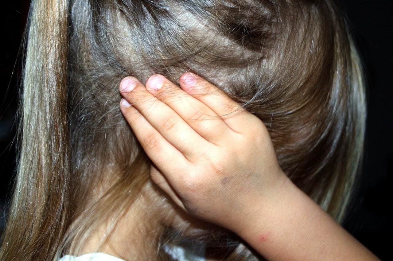 Une enfant qui se bouche les oreilles. l Source: Pixabay