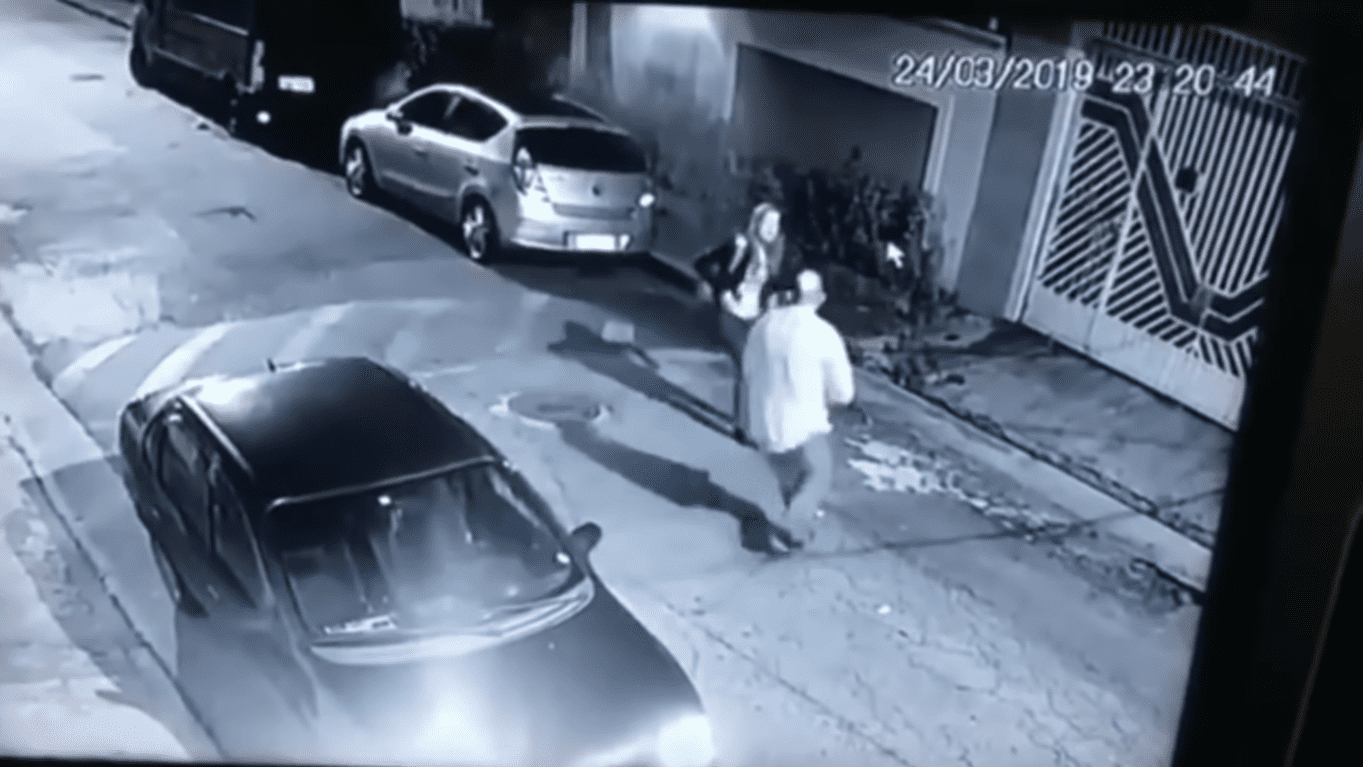 Dos Santos bloqueando el paso de la mujer | Imagen tomada de: YouTube/LiveLeak Channel
