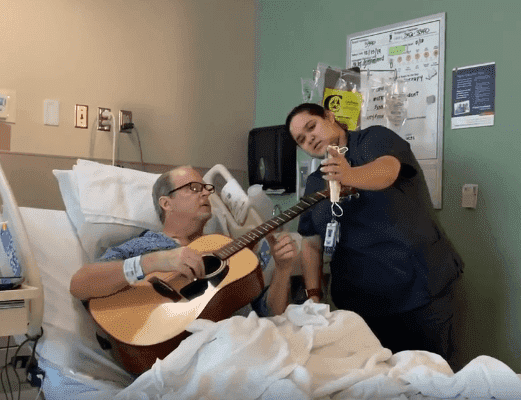 Nurse Sings Christmas carol with cancer patient, Penn Pennington | Photo: Facebook/Brandi Mykle Leath