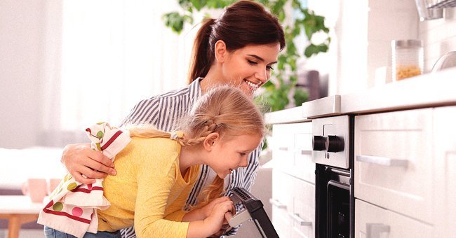 Mother and daughter cooking in the kitchen | Photo: Shutterstock