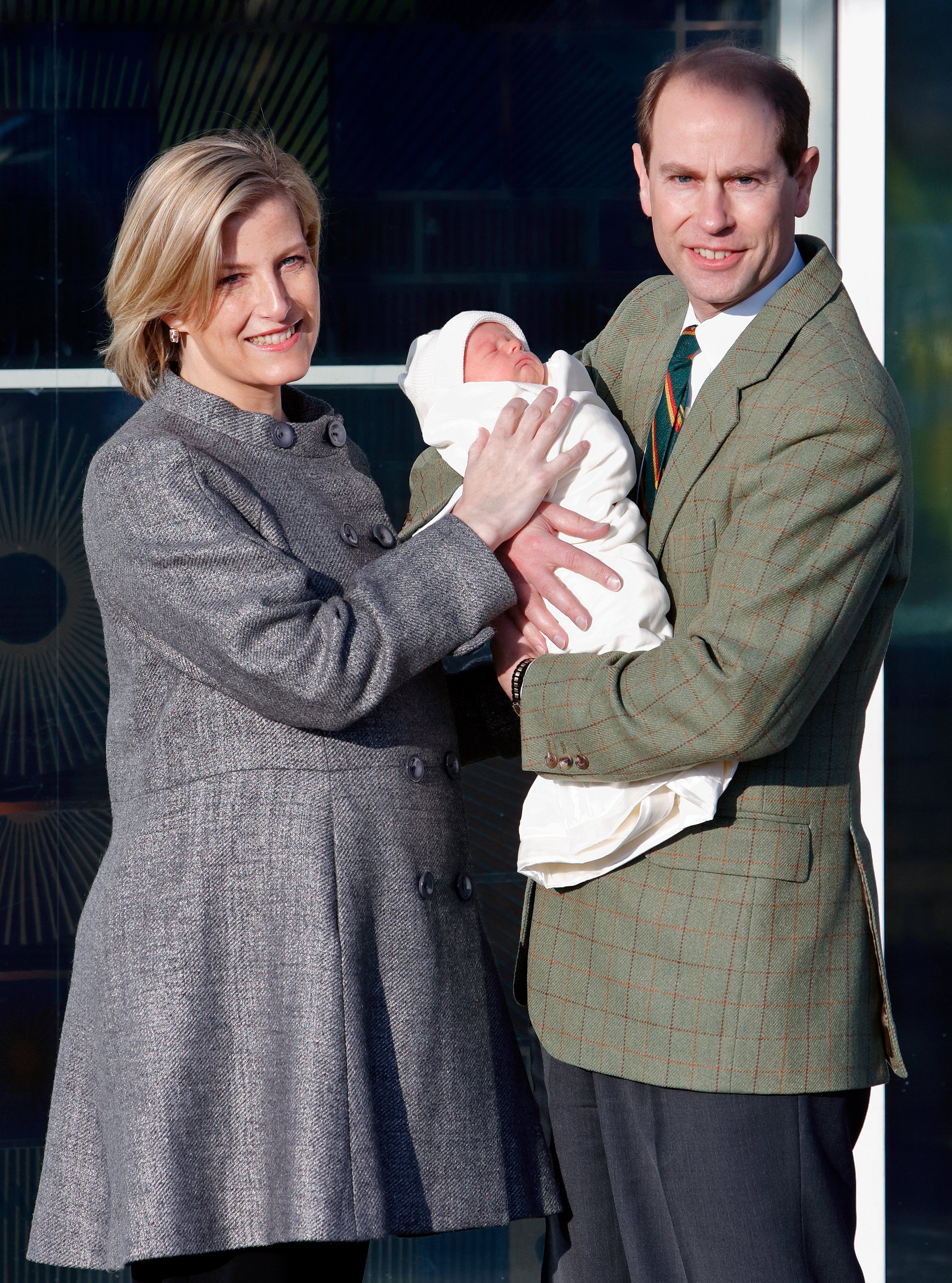 Sophie, Gräfin von Wessex und Prinz Edward im Frimley Park Hospital mit ihrem neugeborenen Sohn James, Viscount Severn, am 20. Dezember 2007 in Frimley, England | Quelle: Getty Images