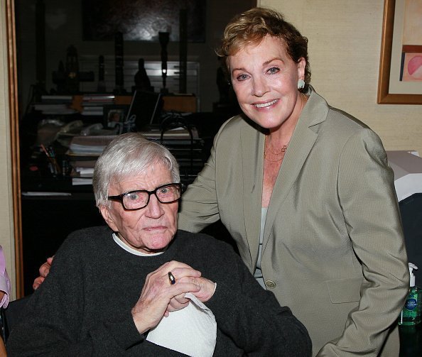 Blake Edwards and wife actress Julie Andrews attend Edwards' art exhibit preview at Leslie Sacks Fine Art | Photo: Getty Images