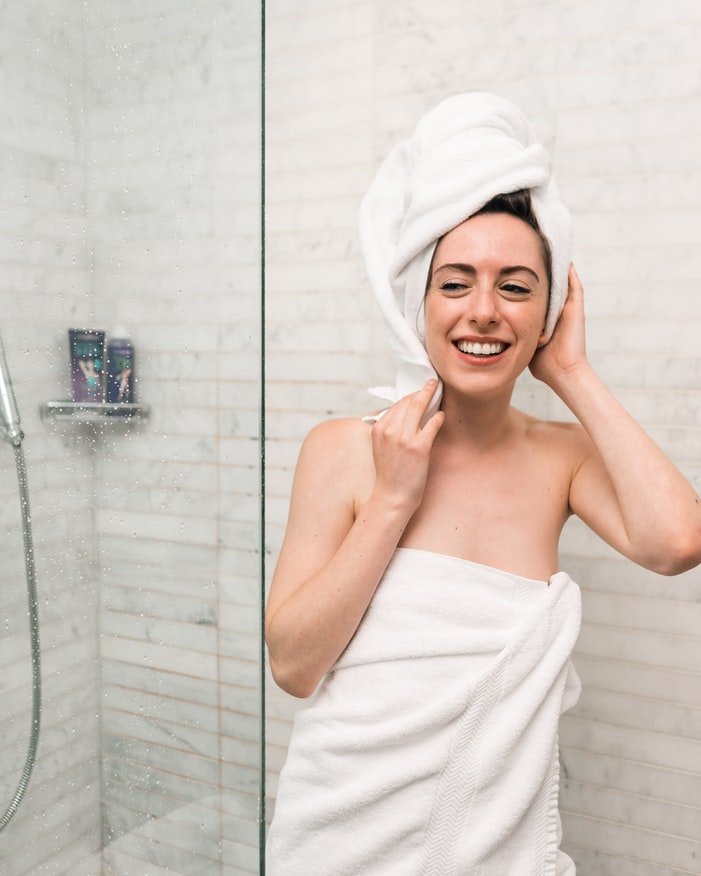 Une jeune femme sortant de la douche. l Source : Unsplash