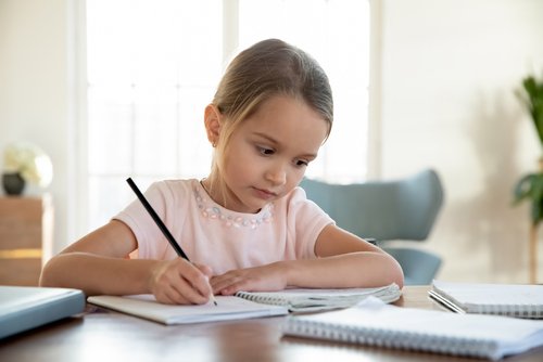 Kleines Mädchen schreibt einen Brief | Quelle: Shutterstock