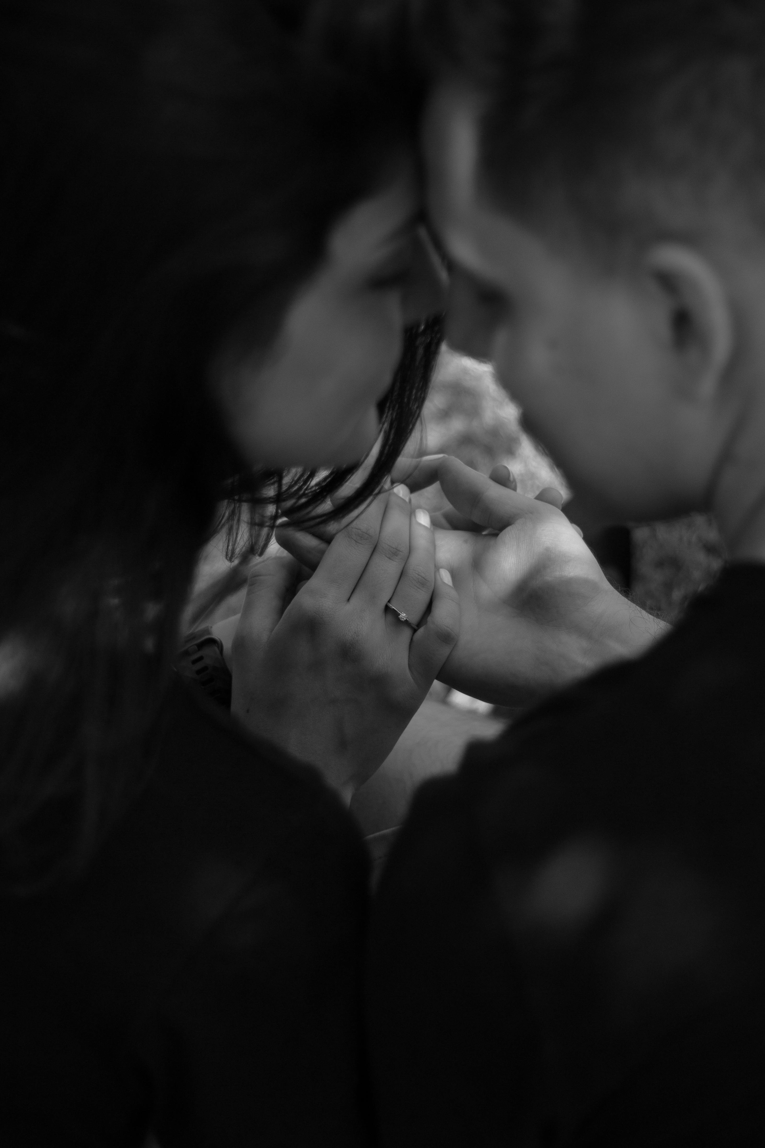 Grayscale image of a couple | Source: Pexels