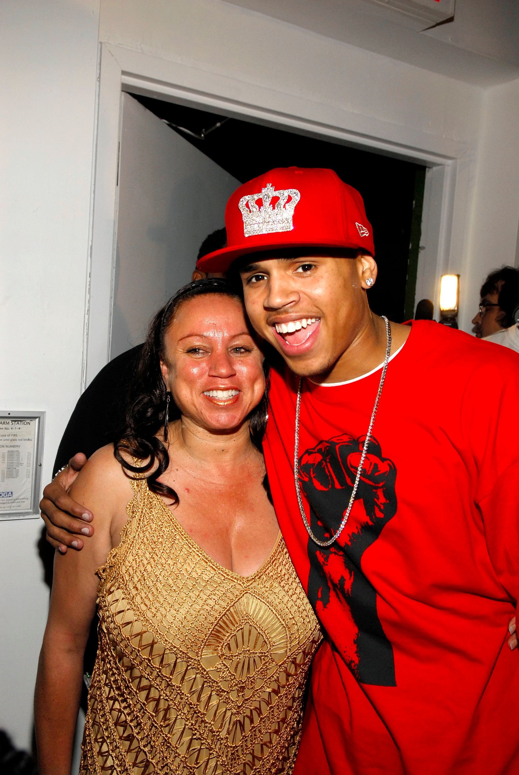 Joyce Hawkins y su hijo, Chris Brown, en su fiesta de cumpleaños el 6 de mayo de 2007 en Nueva York. | Foto: Getty Images