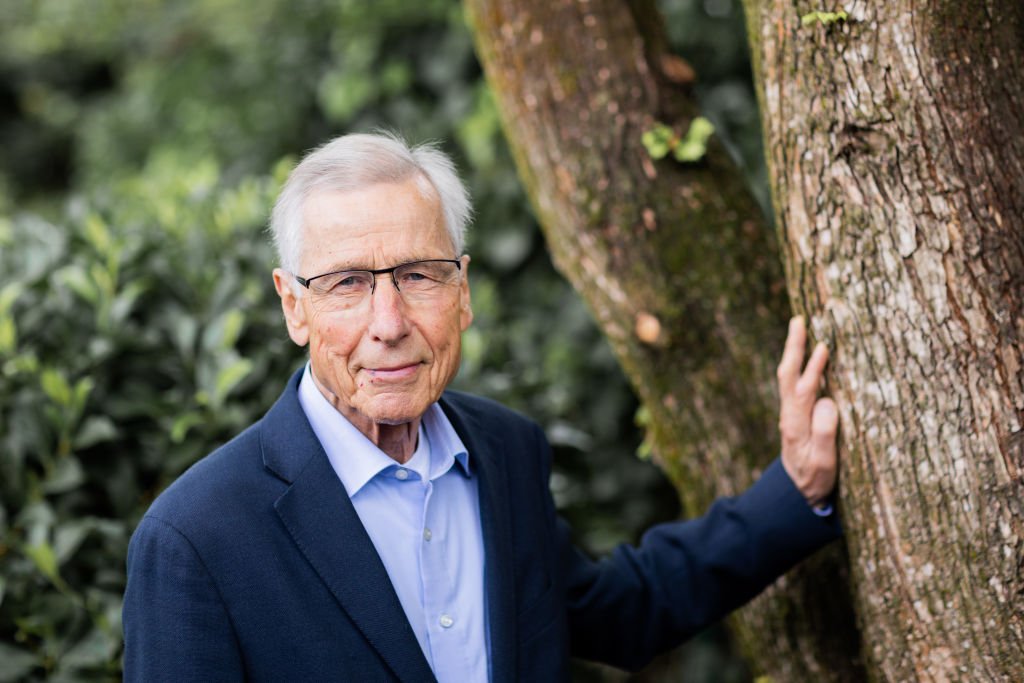 Wolfgang Clement, ehemaliger Bundesminister für Wirtschaft und Arbeit und ehemaliger Ministerpräsident von Nordrhein-Westfalen (beide für die SPD), steht nach einem dpa-Interview in seinem Garten. (Foto von Rolf Vennenbernd) | Quelle: picture alliance via Getty Images