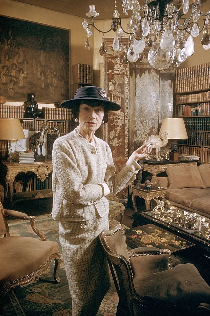 Coco Chanel porte un chapeau | Photo : Getty Images