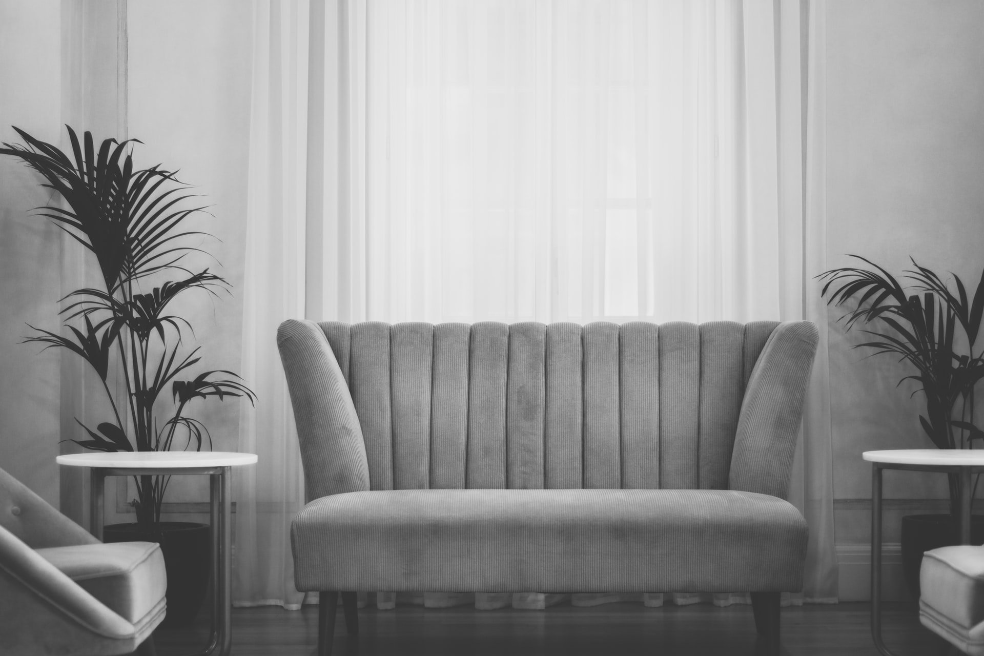 A sofa placed in the living room | Source: Unsplash