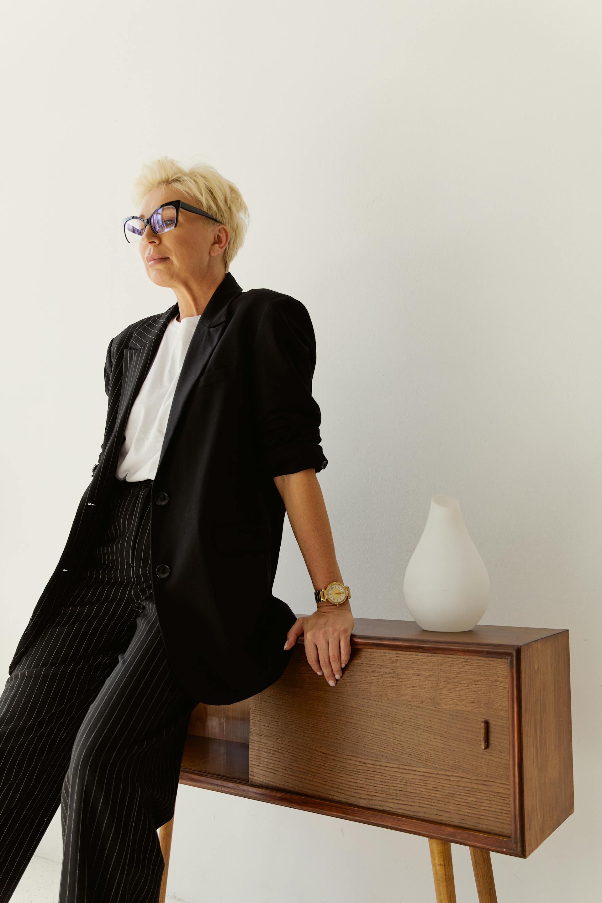 A serious woman standing | Source: Pexels