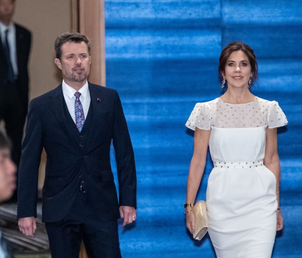 Frederik y Mary de Dinamarca llegando a cóctel ofrecido por el Primer Ministro de Japón. | Foto: Getty Images. Frederik y Mary de Dinamarca llegando a cóctel ofrecido por el Primer Ministro de Japón. | Foto: Getty Images.