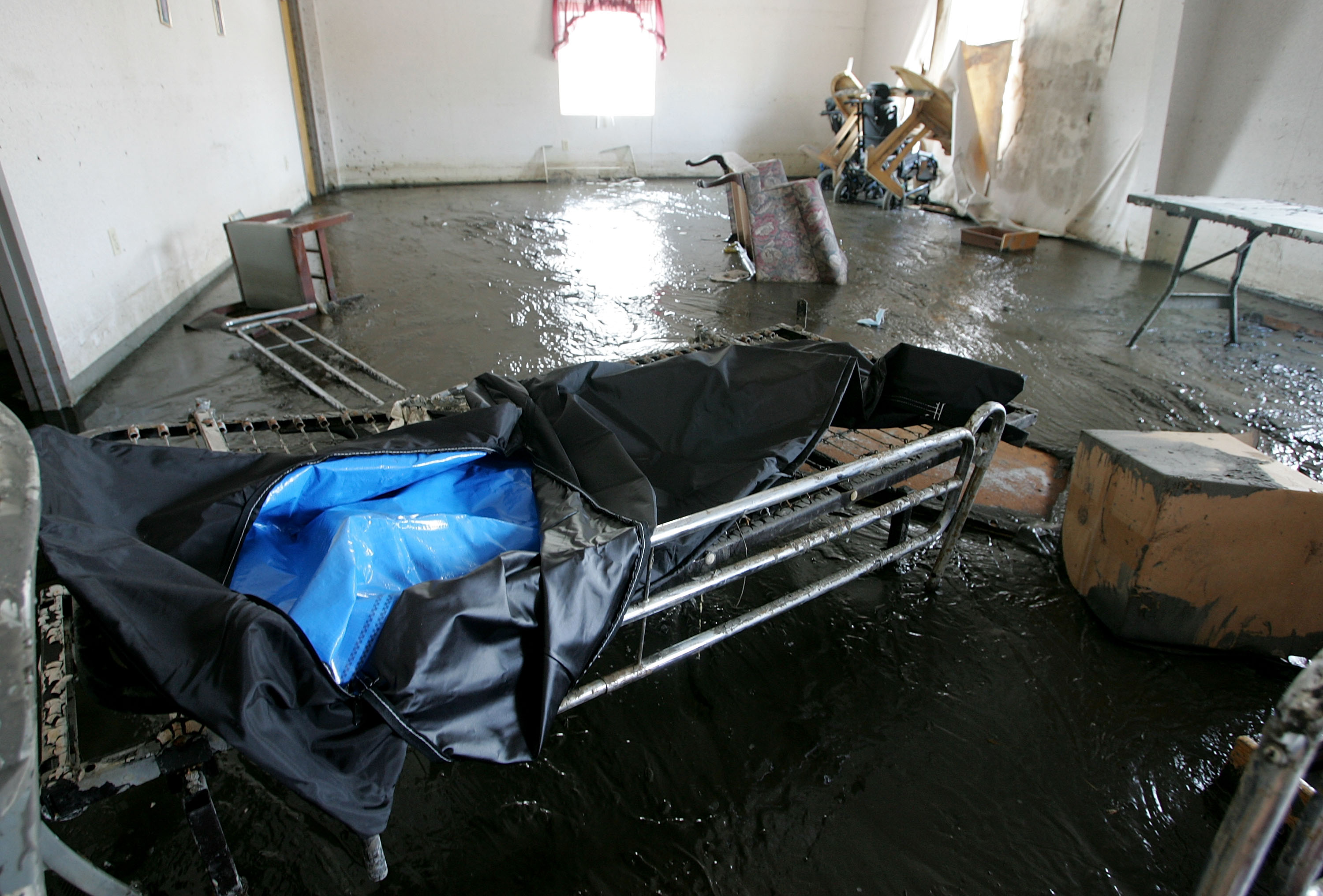 A body bag lays on a hospital bed at the St. Rita's Nursing Home in St. Bernard, Louisiana, on September, 14, 2005 | Source: Getty Images