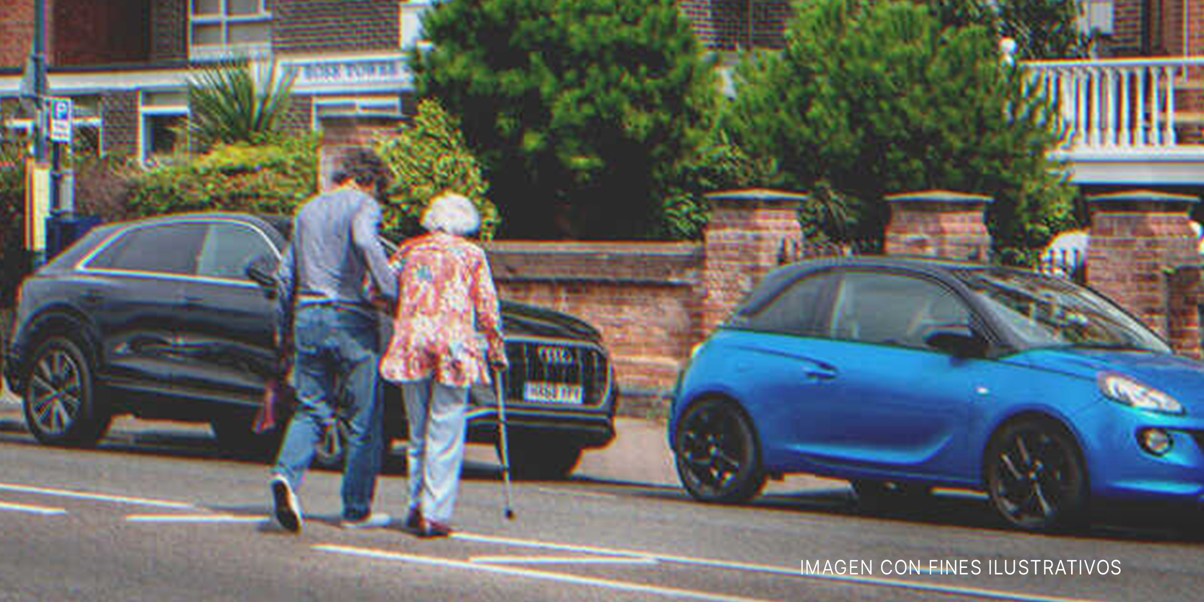 Un hombre ayuda a una anciana a cruzar la calle | Foto: Shutterstock