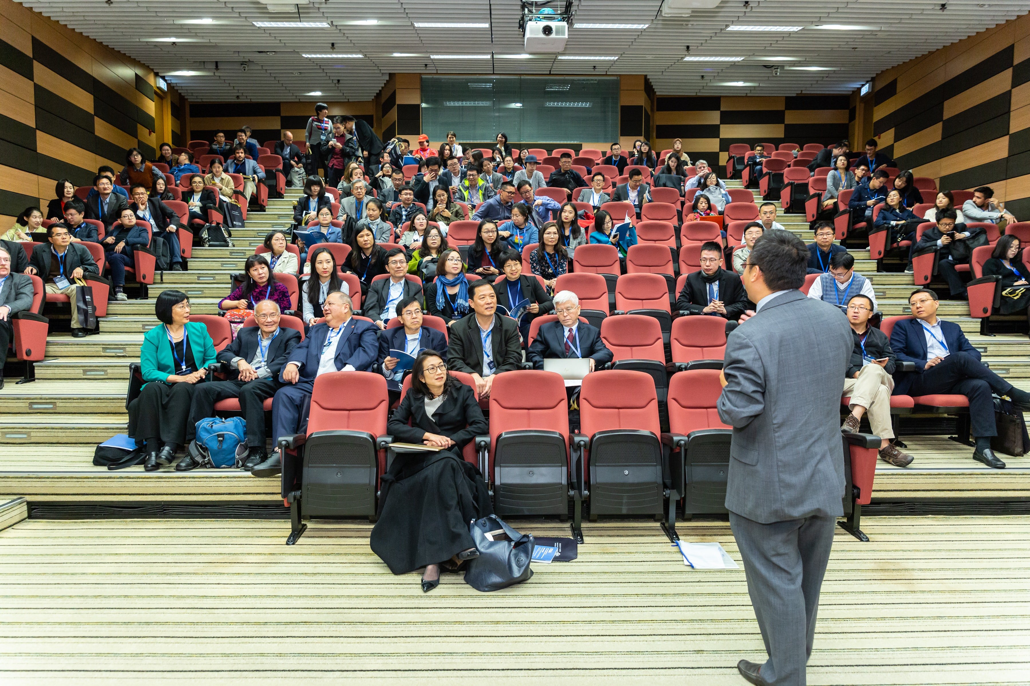 A man speaking at a conference | Photo: Pixabay