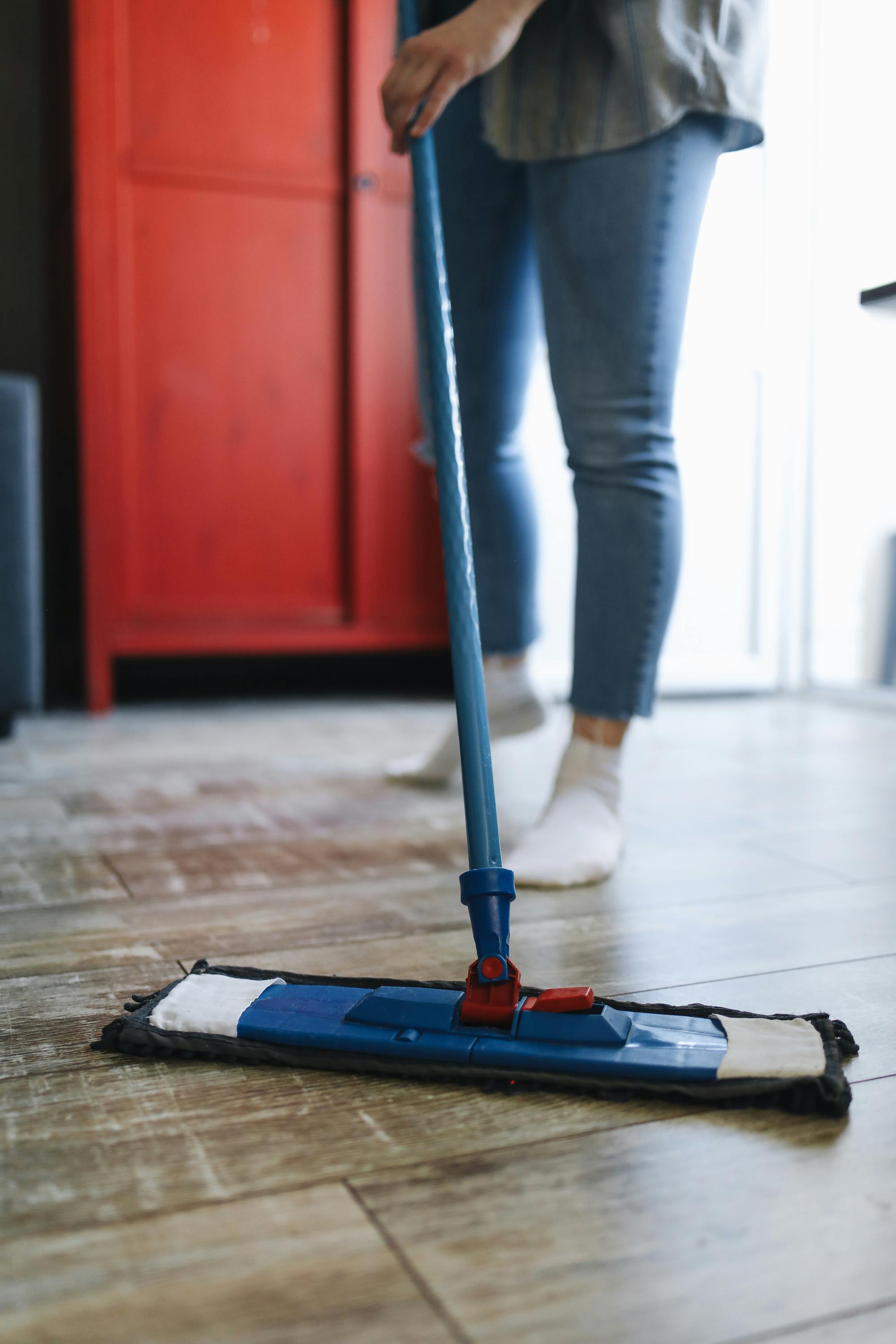 Someone holding a mop while cleaning | Source: Pexels