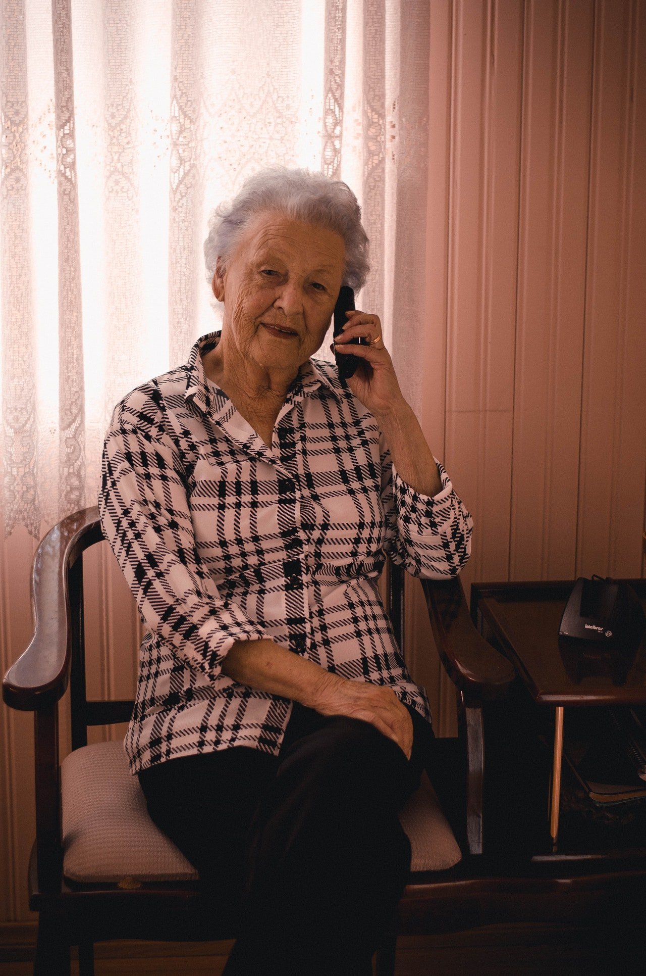 Mujer mayor hablando por teléfono. | Foto: Pexels