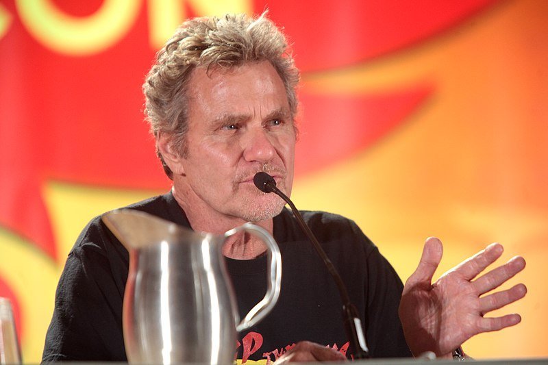 Martin Kove speaking at the 2016 Phoenix Comicon at the Phoenix Convention Center. | Source: Wikimedia Commons