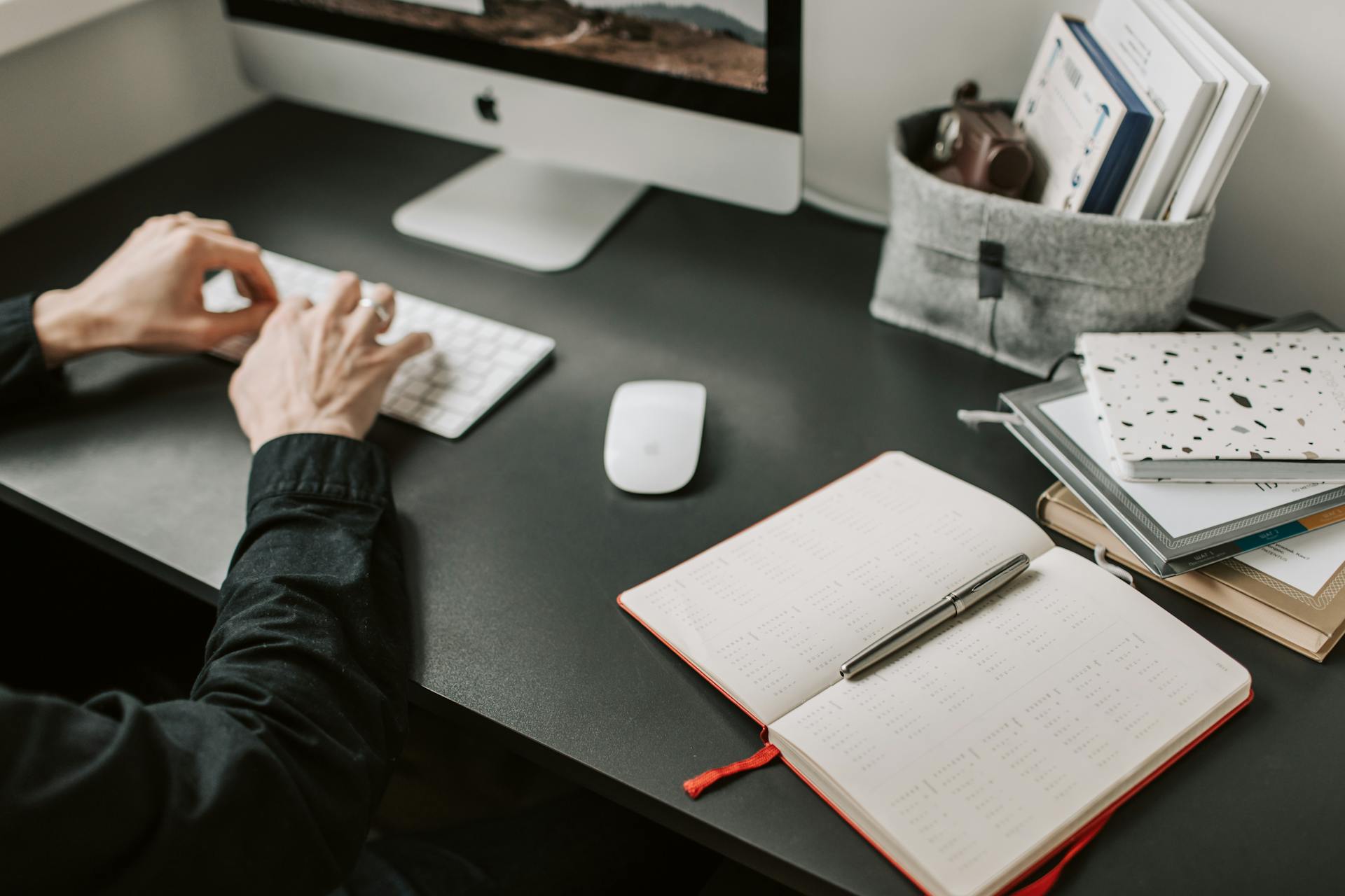 A man typing on the keyboard | Source: Pexels