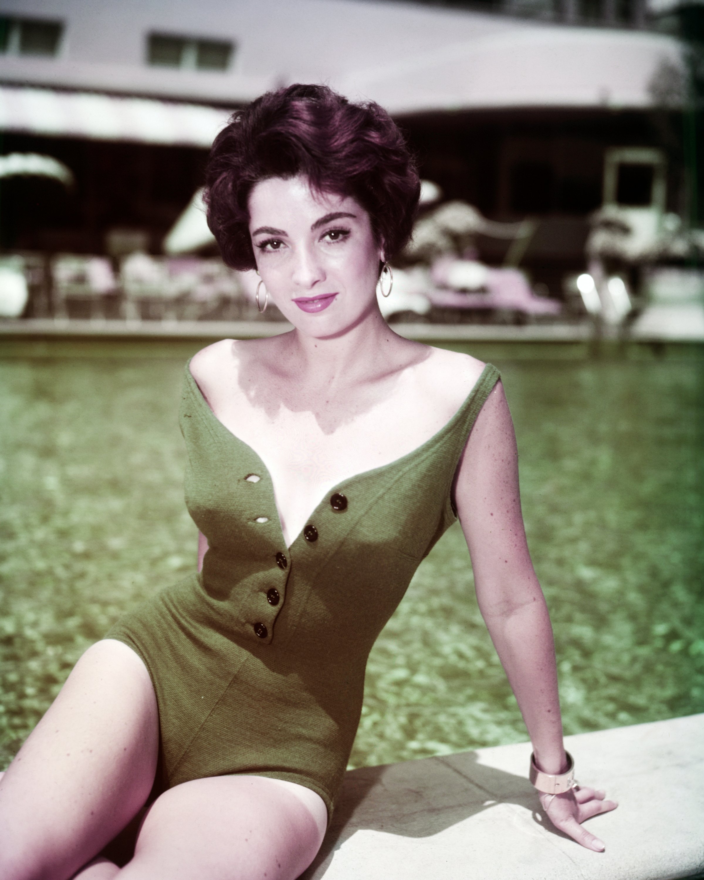 La actriz argentina-americana Linda Cristal en traje de baño verde de una pieza, hacia 1958. | Foto: Getty Images La actriz argentina-americana Linda Cristal en traje de baño verde de una pieza, hacia 1958. | Foto: Getty Images