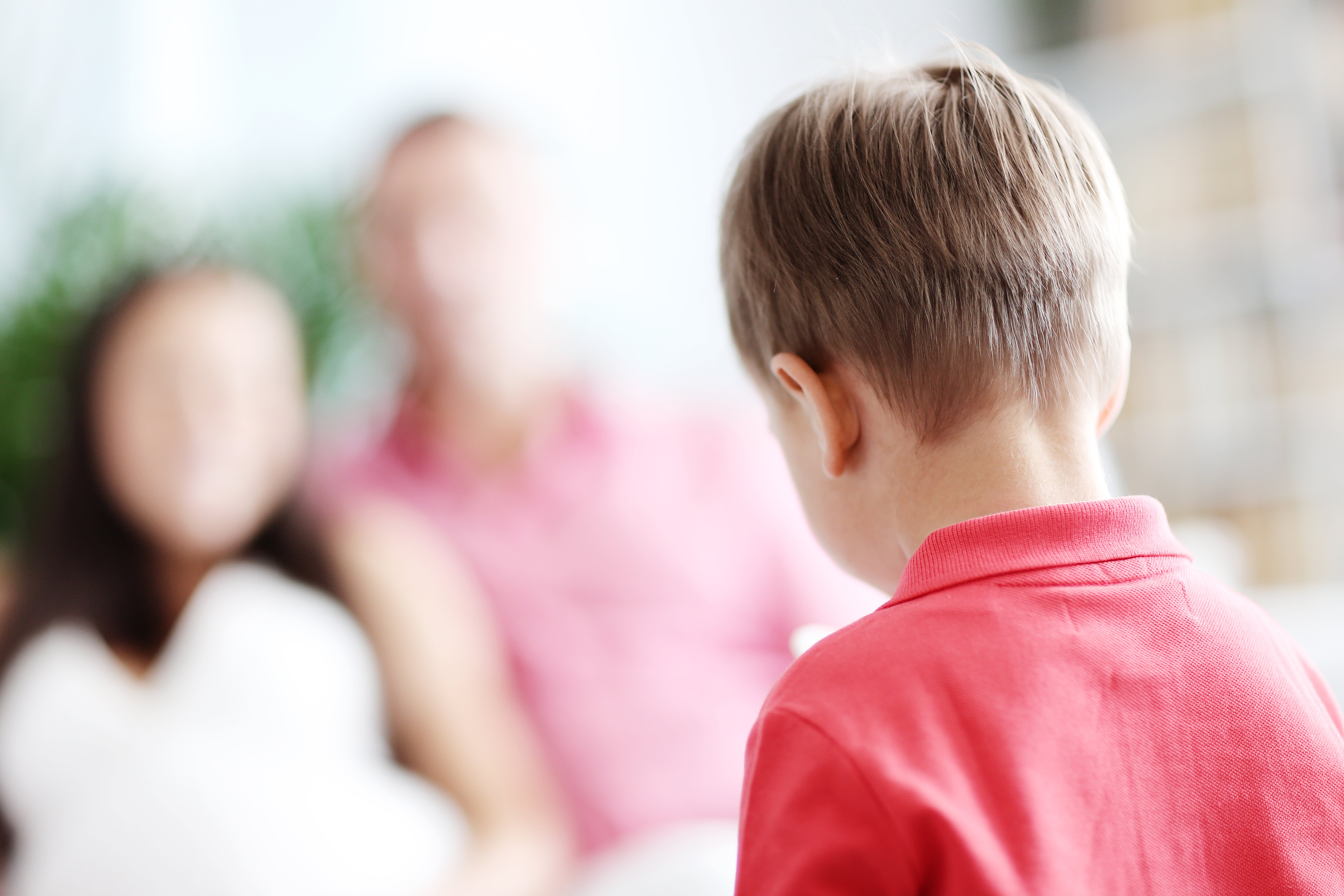 Niño de espalda. Fuente: Shutterstock Niño de espalda. Fuente: Shutterstock
