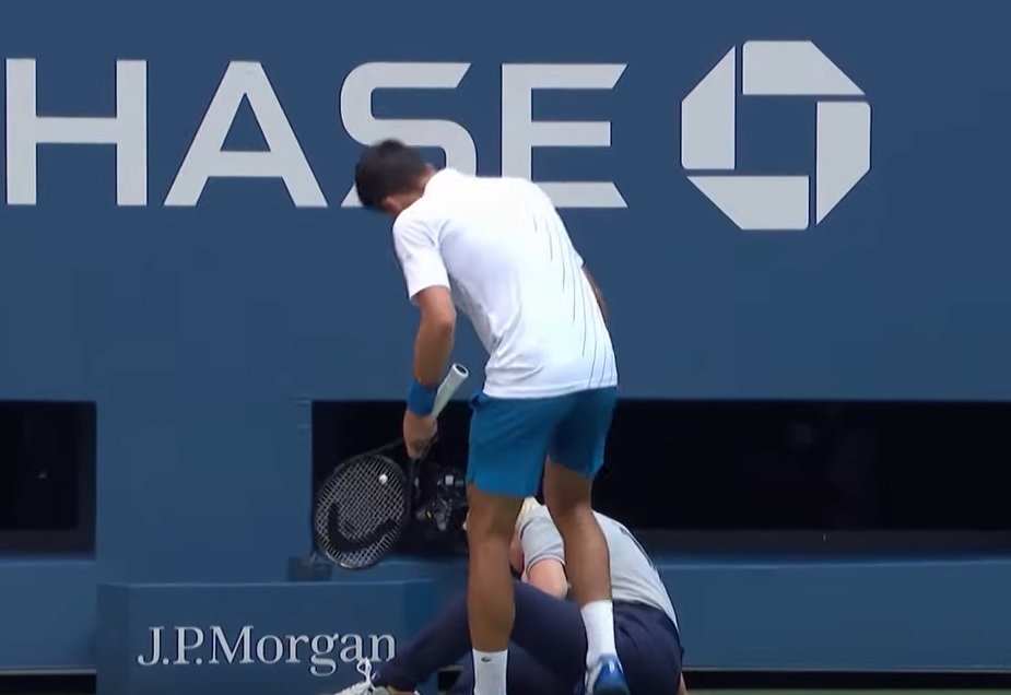 Djokovic sieht nach der gefallenen Linienrichterin | Quelle: YouTube/Welt Nachrichtensender