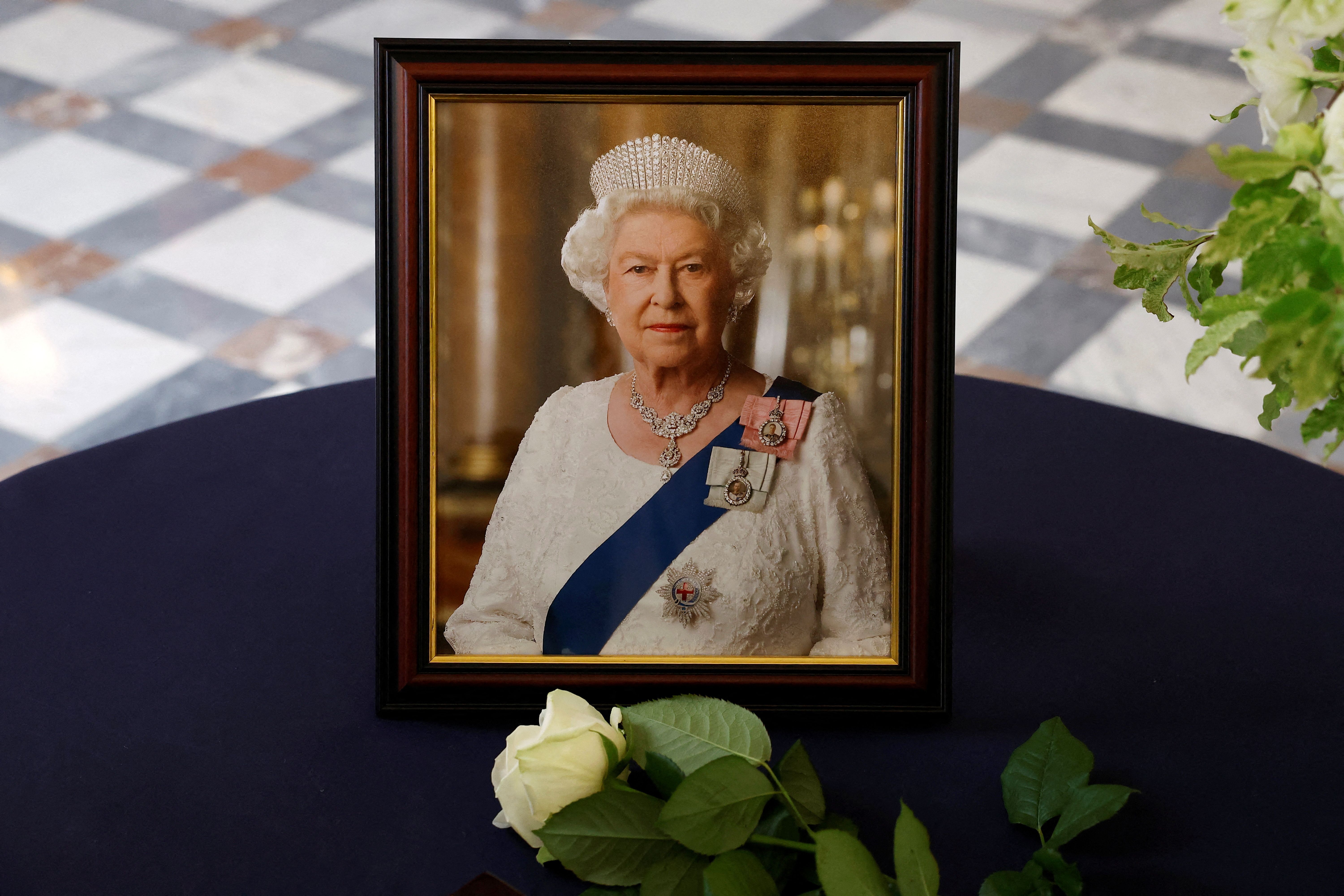 Ein Porträt von Königin Elizabeth II. in der britischen Botschaft in Paris am 9. September 2022, einen Tag nachdem die Königin im Alter von 96 Jahren gestorben war. | Quelle: Getty Images
