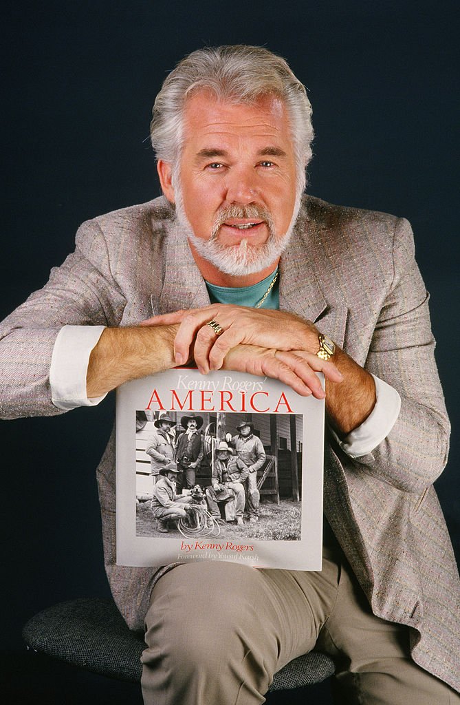 Country music singer, actor and photographer, Kenny Rogers, poses during a 1986 Los Angeles, California, studio portrait session. Rogers was promoting his venture into photography and the release of his "America" photo book | Photo: Getty Images