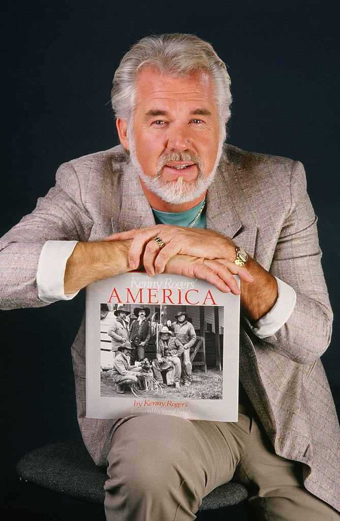 Country music singer, actor and photographer, Kenny Rogers, poses during a 1986 Los Angeles, California, studio portrait session. Rogers was promoting his venture into photography and the release of his "America" photo book. | Photo: Getty Images