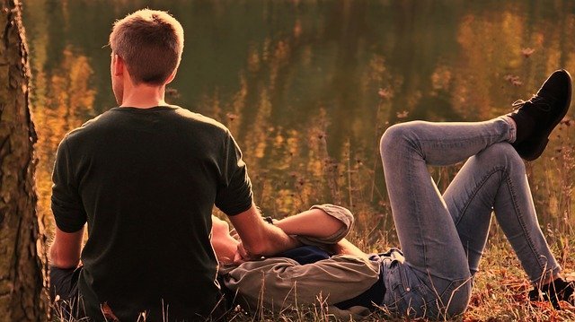 Novios en el parque. Fuente: Pixabay Novios en el parque. Fuente: Pixabay