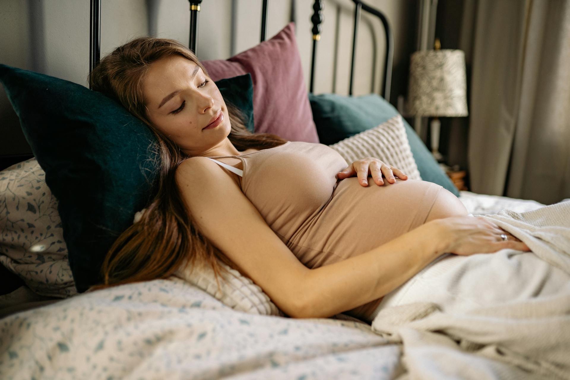 A woman lying in bed | Source: Pexels