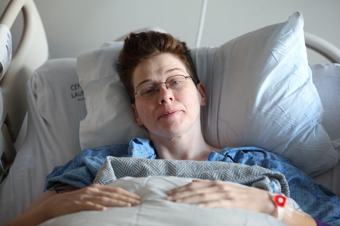 Mujer en cama de hospital. | Foto: Unsplash