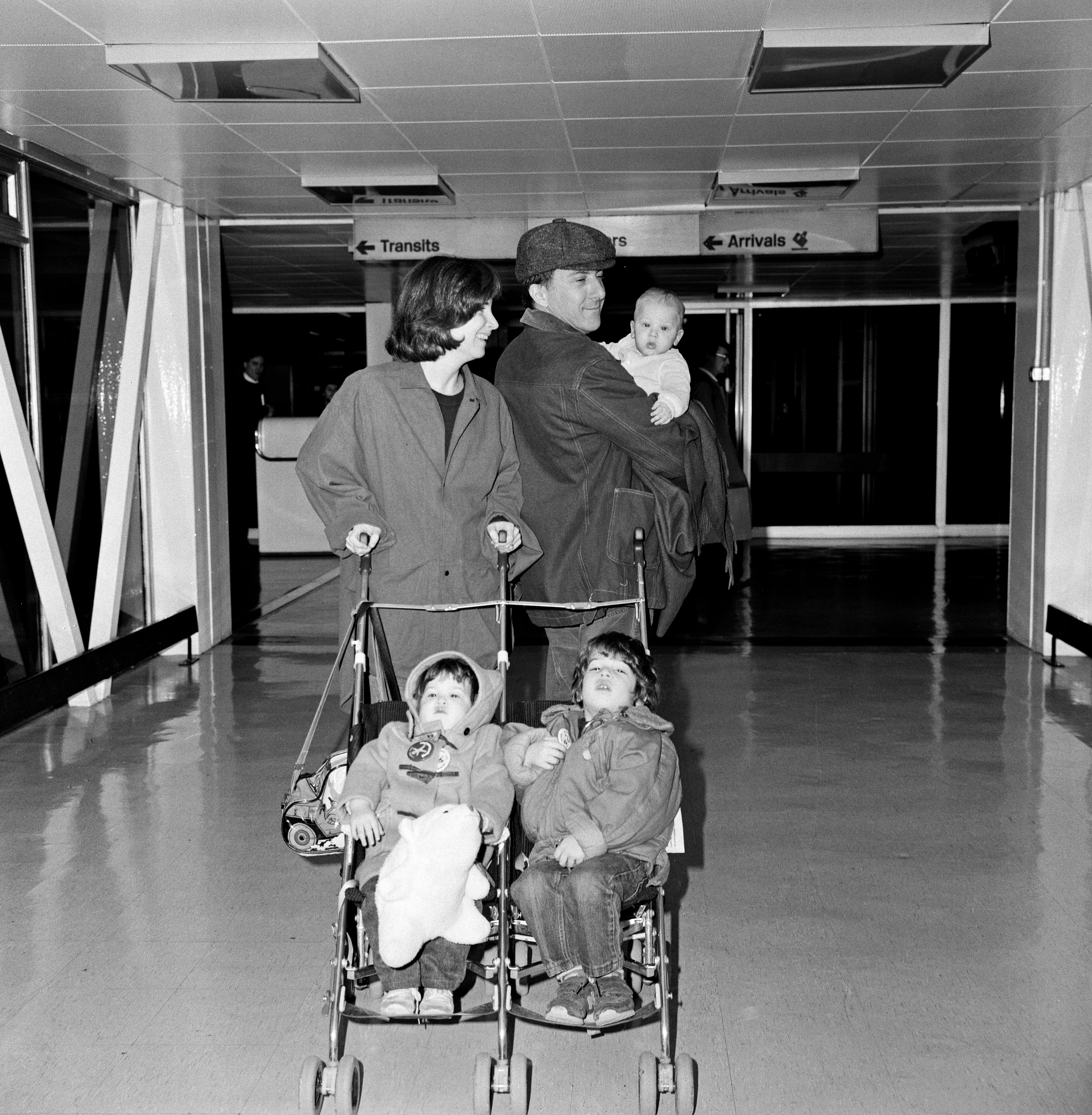 The woman, the actor, Jake, Rebecca, and Max at Heathrow Airport on January 9, 1985. | Source: Getty Images