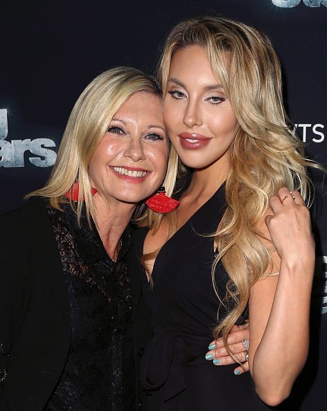 Olivia Newton-John (L) and daughter actress/singer Chloe Lattanzi at 'Dancing with the Stars' Season 21 on October 19, 2015 | Photo: Getty Images