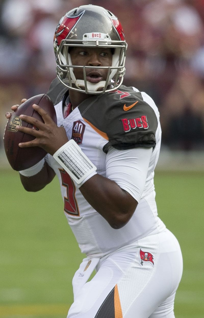 Quarterback Jameis Winston playing for the Tampa Bay Buccaneers in 2015 | Source: Wikimedia