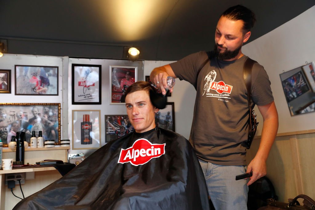Un homme et son coiffeur. | source : Getty Images