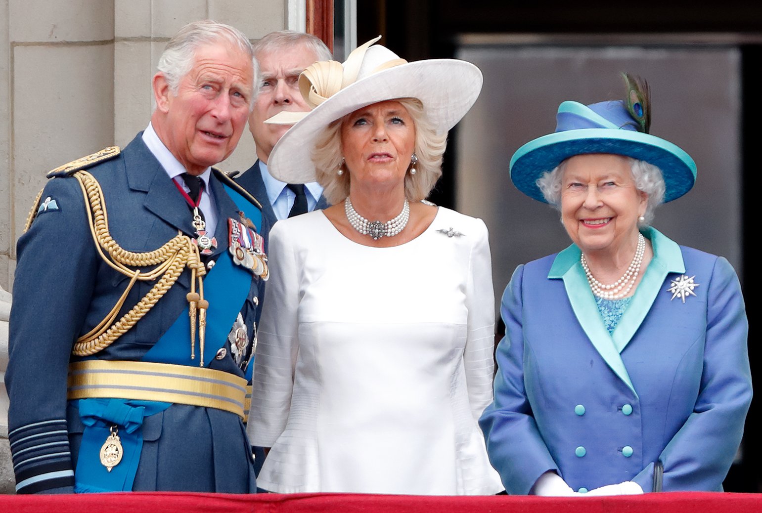 König Charles lll., Queen Consort Camilla Parker-Bowles und Queen Elizabeth II. sehen sich am 10. Juli 2018 vom Balkon des Buckingham Palasts in London, England, einen Vorbeiflug anlässlich des hundertjährigen Bestehens der Royal Air Force an. | Quelle: Getty Images