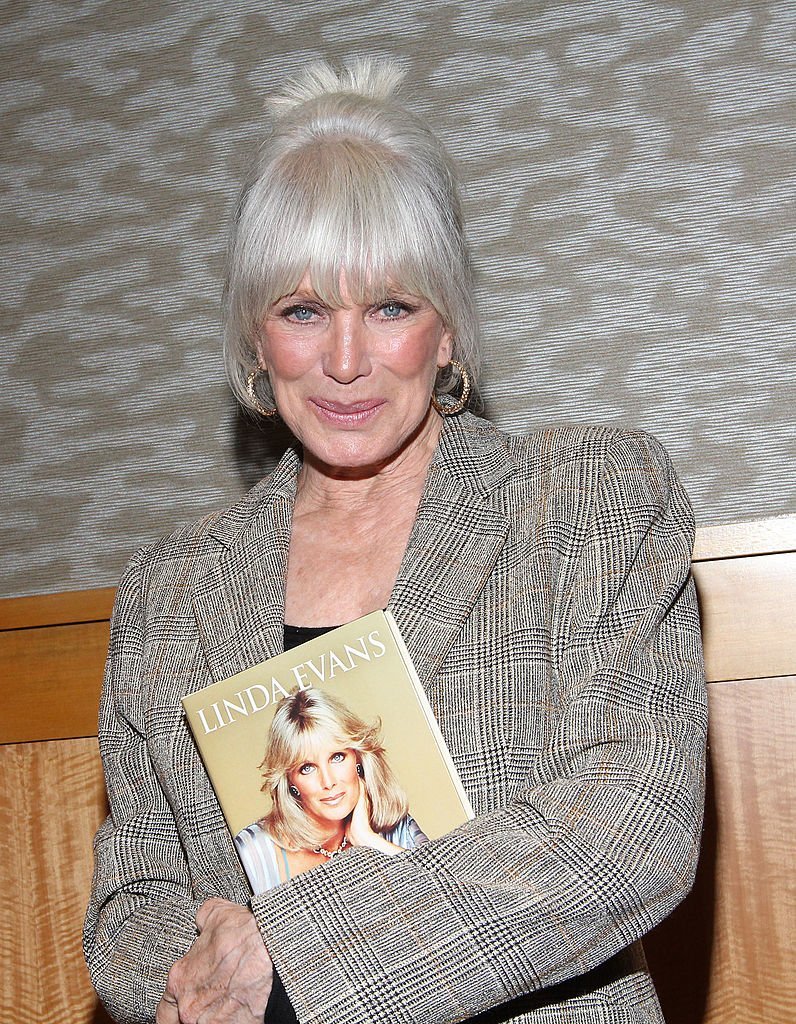 Linda Evans promotes her book "Recipes for Life" in New York City on October 13, 2011 | Photo: Getty Images