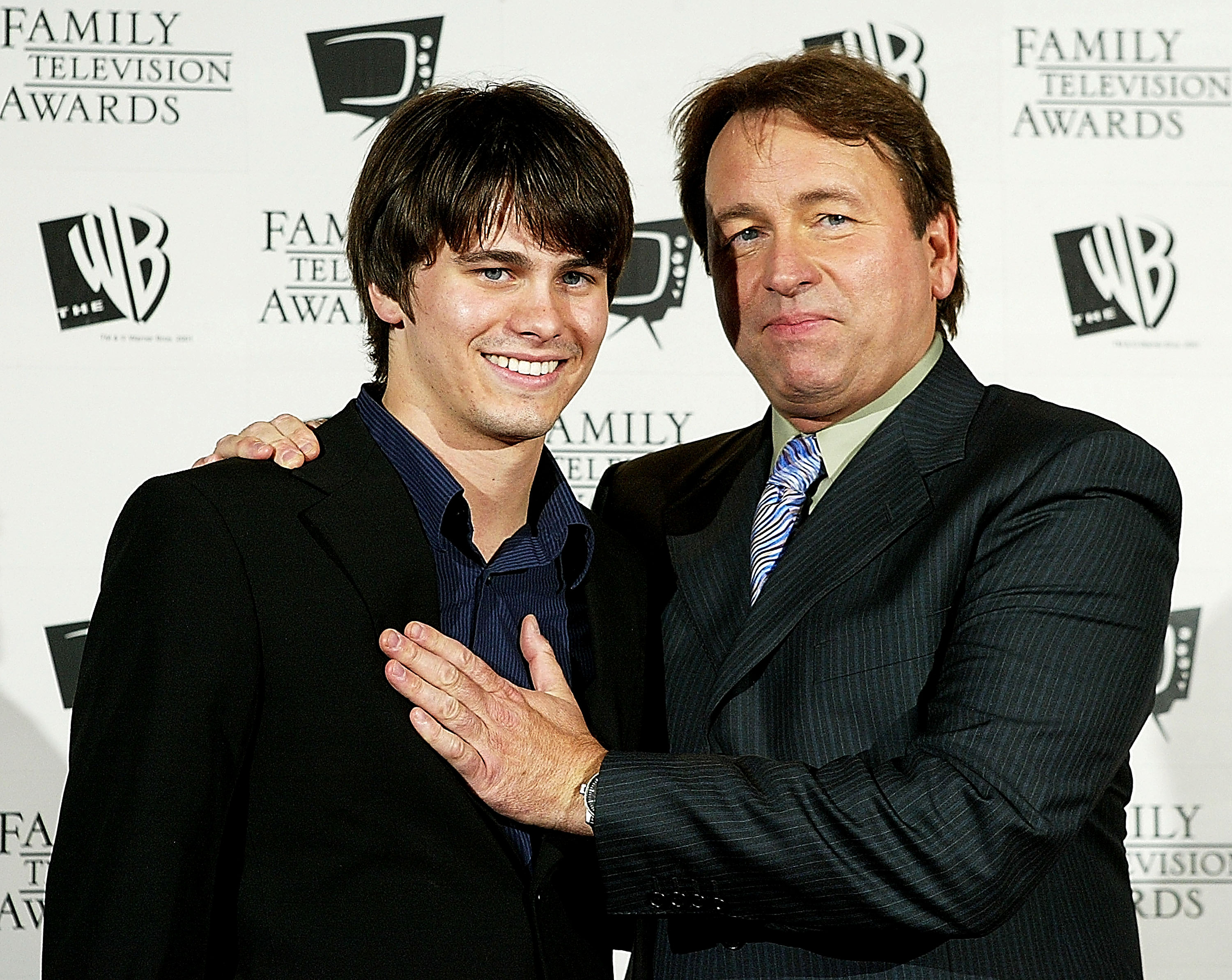 Actors John Ritter (r) with son Jason Ritter pose after winning an award for "8 Simple Rules For Dating My Daughter" in the best comedy catagory "5th Annual Family Television Awards" at the Beverly Hilton Hotel August 14, 2003 in Los Angeles. | Source: Getty Images