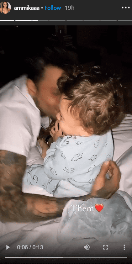 Singer Chris Brown and his son, Aeko, seen playing together on a bed. | Photo: Instagram/https://www.instagram.com/ammikaaa