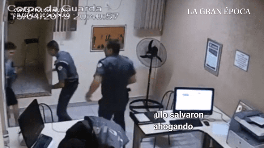 Policías en comisaría │ Imagen tomada de: YouTube / La gran epoca Policías en comisaría │ Imagen tomada de: YouTube / La gran epoca