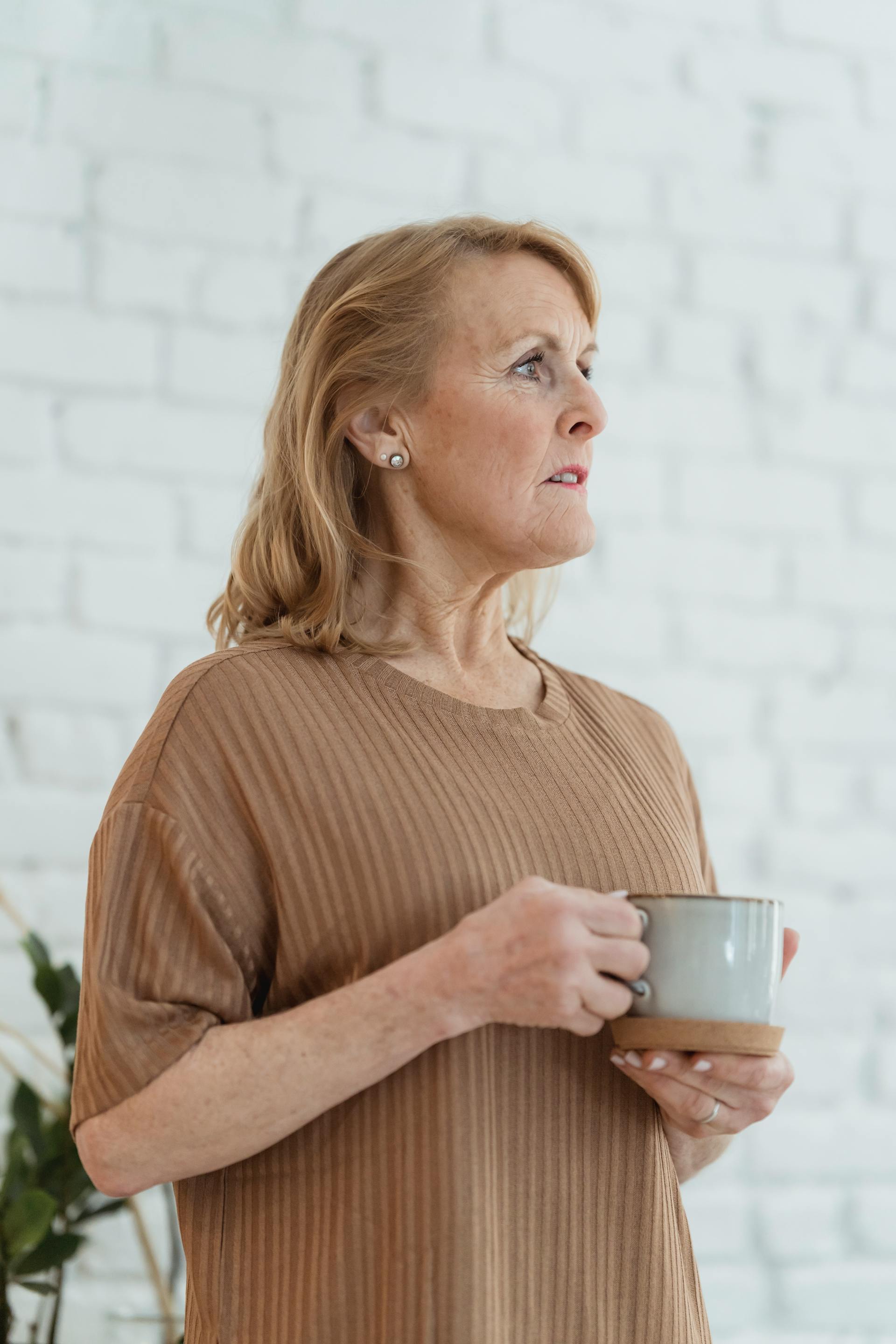 An older woman staring at something | Source: Pexels