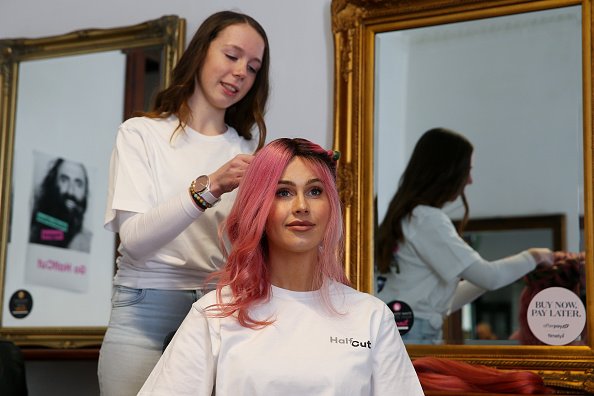 DJ Tigerlily se fait teindre la moitié de ses cheveux par la coiffeuse Hannah Barrie.|Photo : Getty Images.