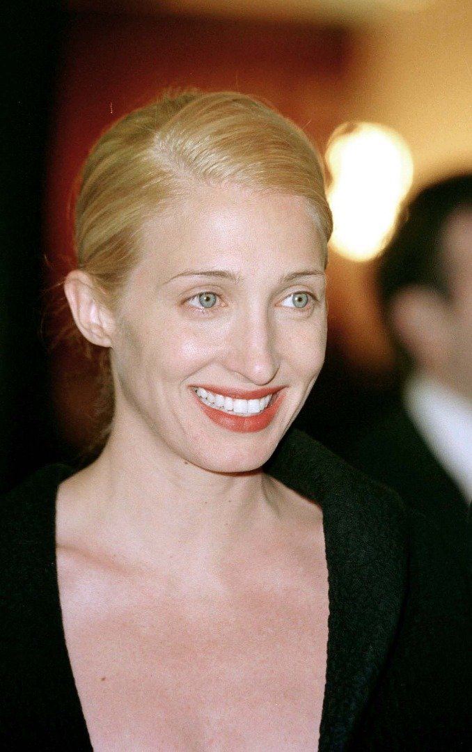 Carolyn Bessette Kennedy smiles for the cameras as she arrives at a benefit dinner,| Source: Getty Images
