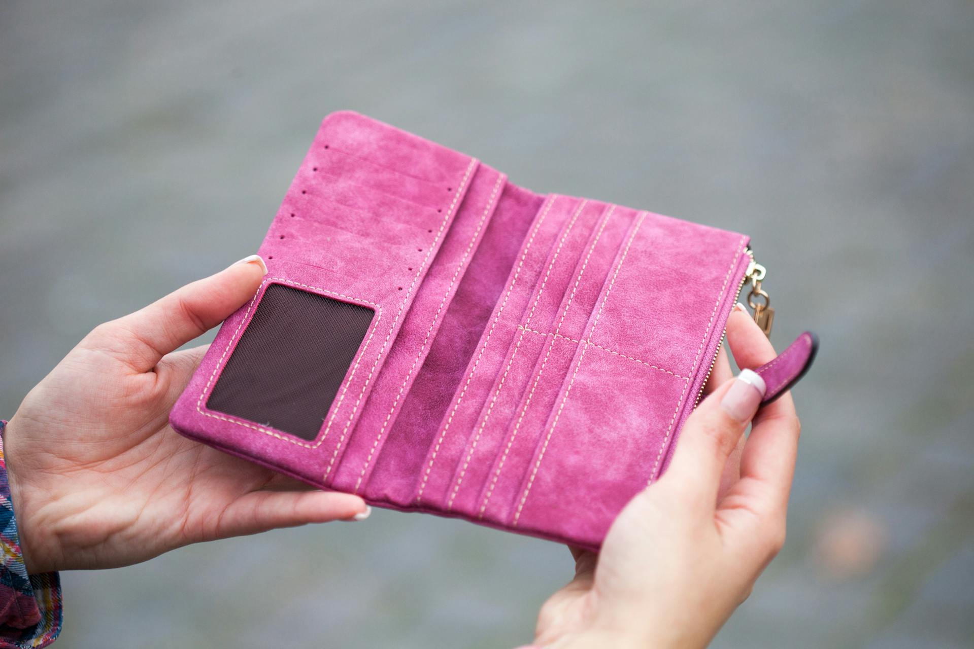 A pink wallet | Source: Pexels