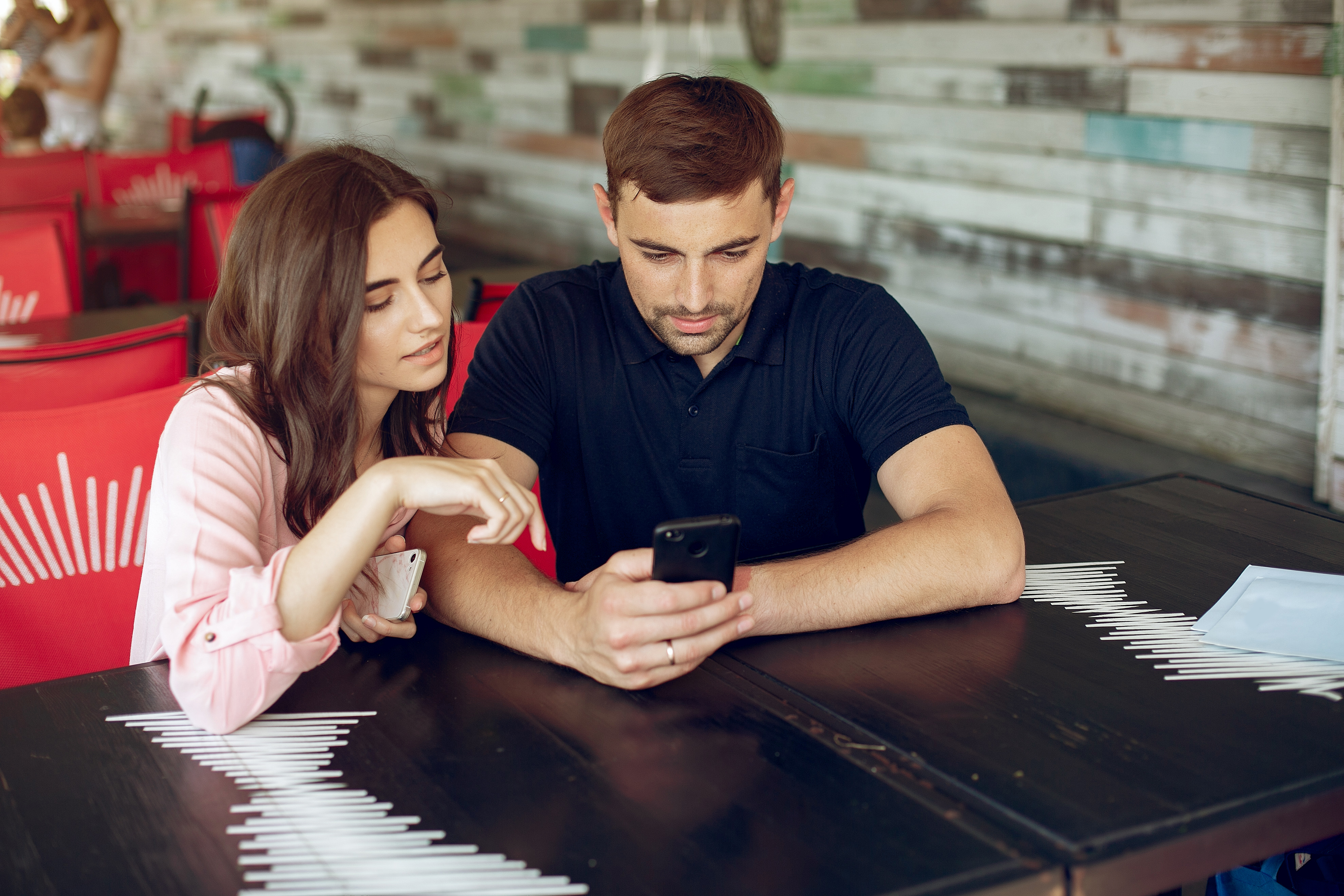 A couple looking at a phone screen | Source: Midjourney