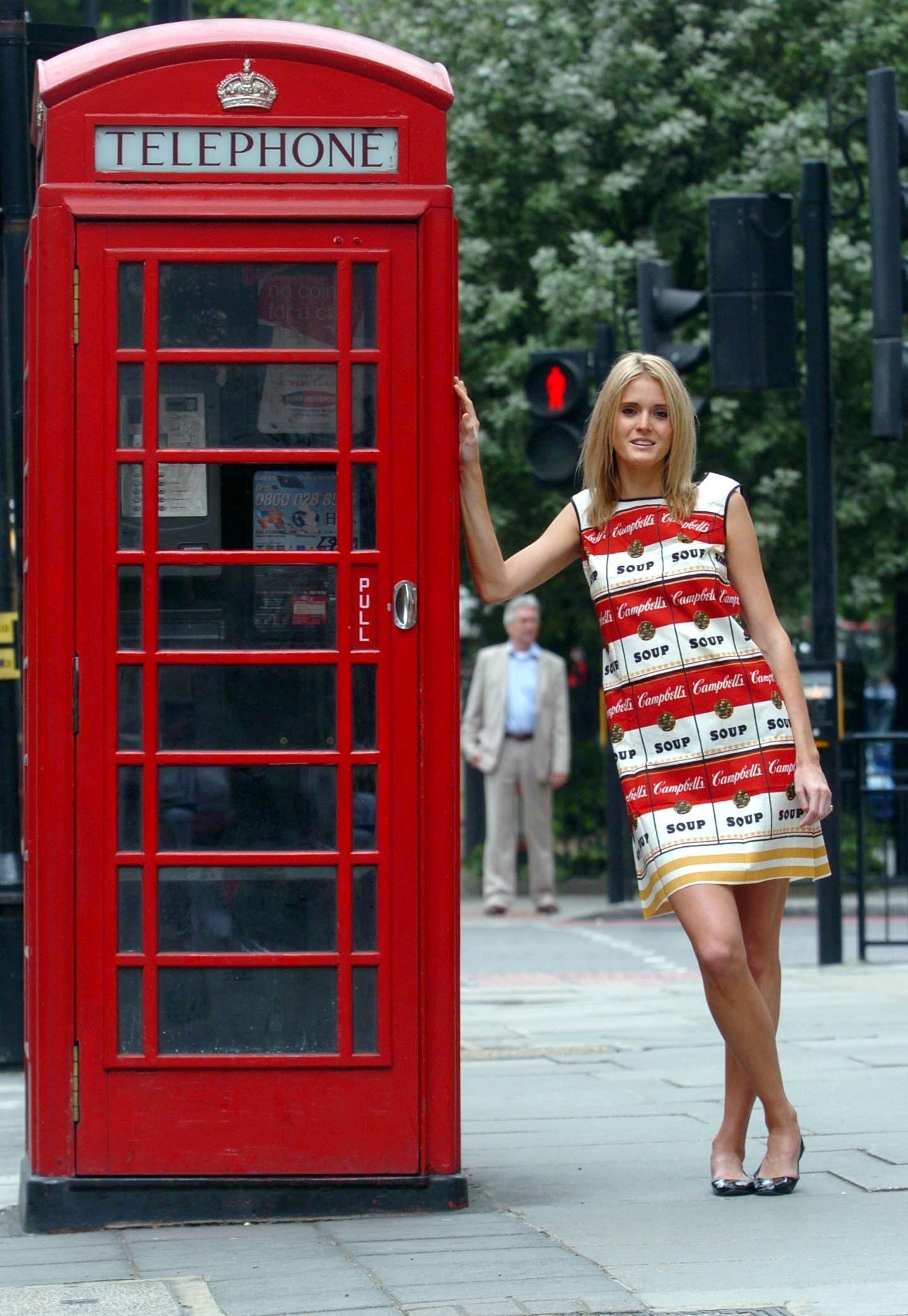 Anna Buckley modela vestido de papel estilo sopa Campbell, diseñado por Andy Warhol, en Londres (s.f.) | Foto: Getty Images Anna Buckley modela vestido de papel estilo sopa Campbell, diseñado por Andy Warhol, en Londres (s.f.) | Foto: Getty Images